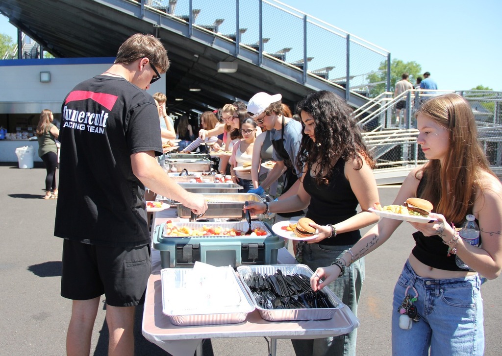 Students get lunch at the picnic