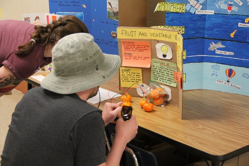 Families try to make electricity from fruits and veggies