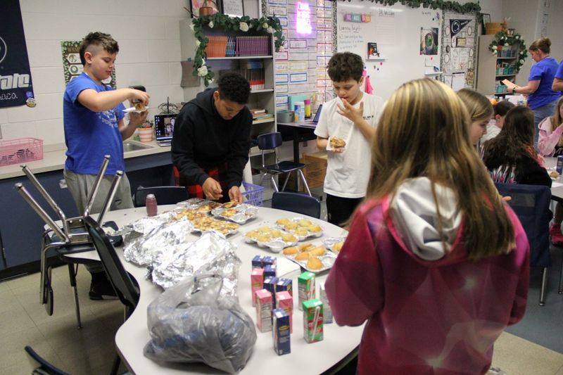 Students enjoy muffins 