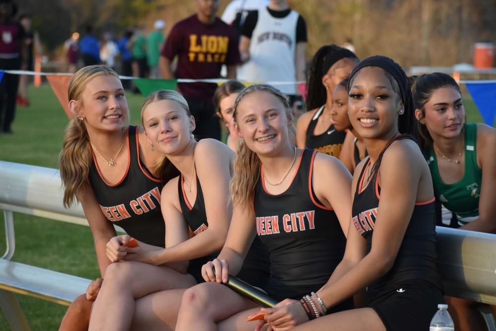 Lady Bulldogs 4X200 Relay Team