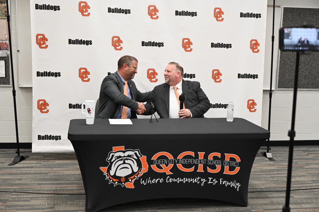 Queen City ISD Superintendent Dr. Casey Nichols welcomes new Director of Bands Chris Moix