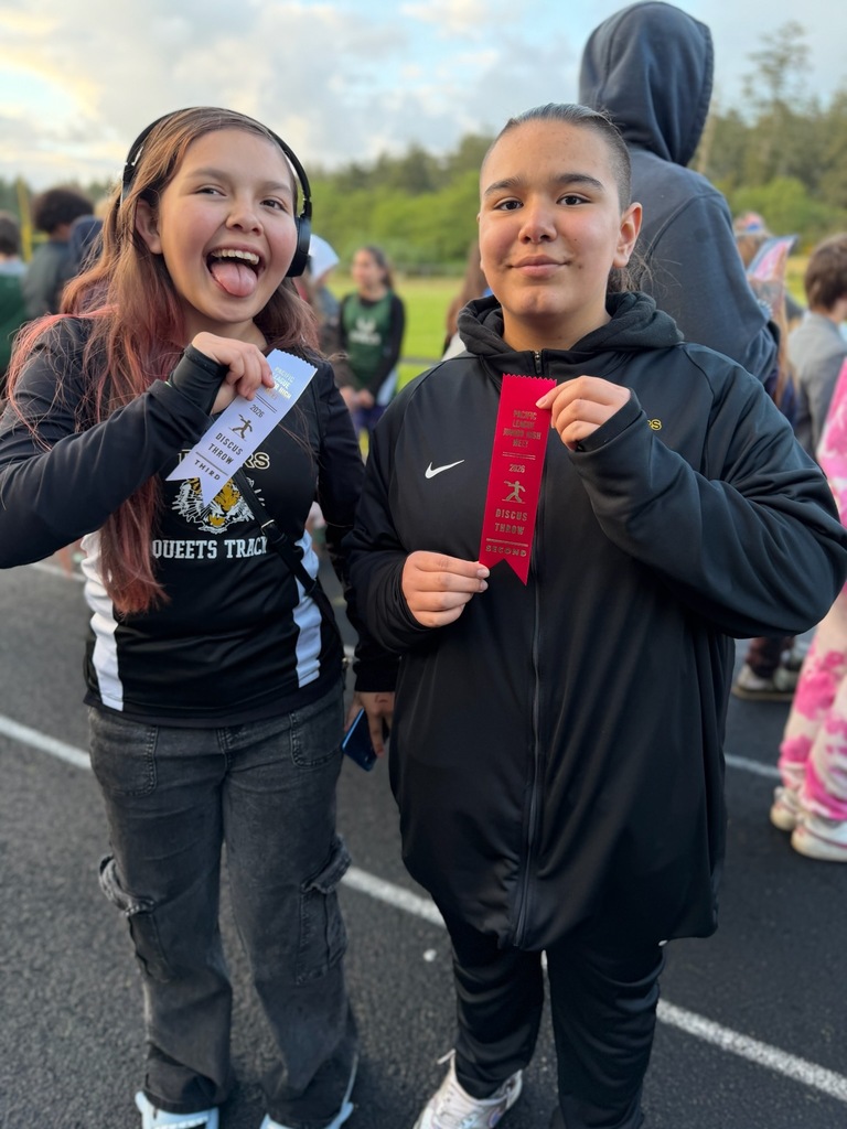 Brooklyn and Jeanne holding their ribbons. 