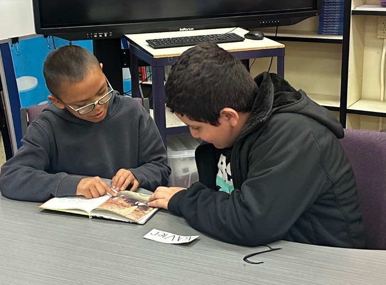 4th graders enjoying library