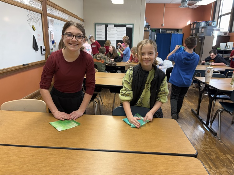 5th graders making slime 