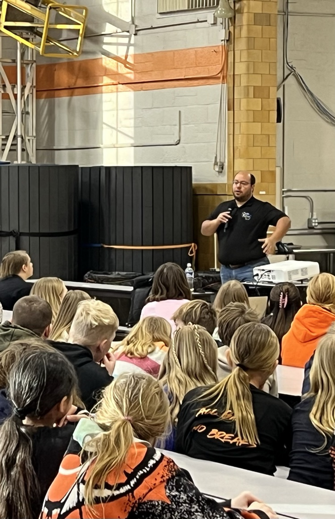 QMS students learning from Alex from the Michigan Storm Chasers