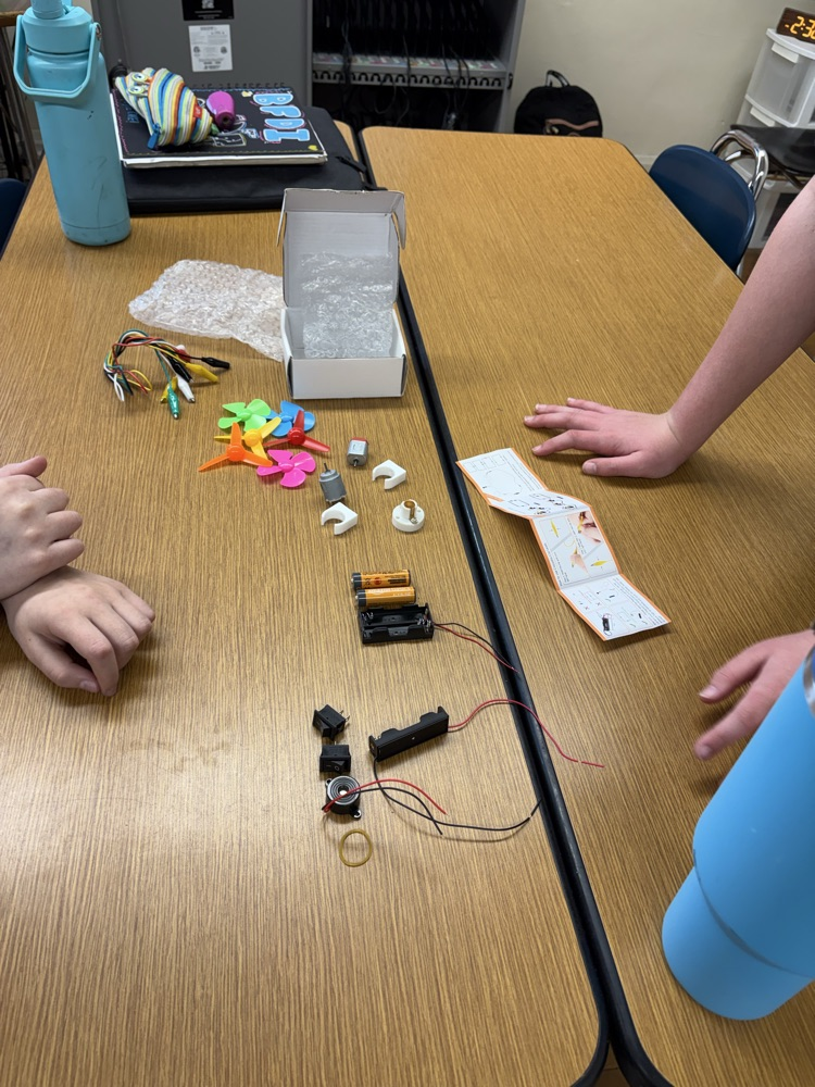 5th grade S.T.E.M. class learning about circuits