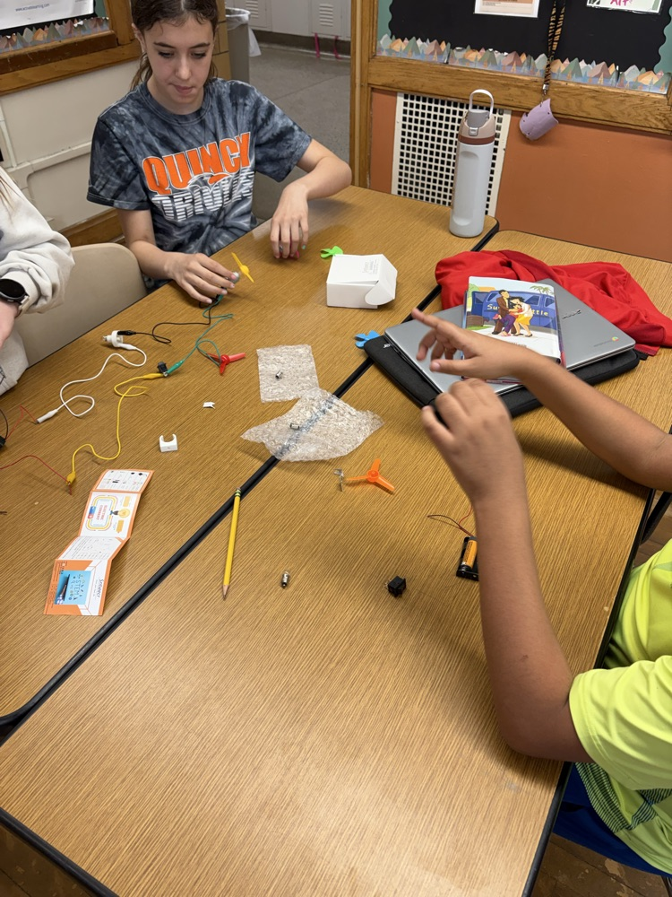 5th grade S.T.E.M. class learning about circuits
