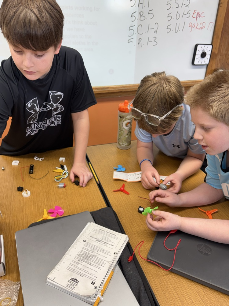 5th grade S.T.E.M. class learning about circuits
