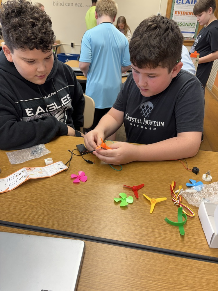 5th grade S.T.E.M. class learning about circuits