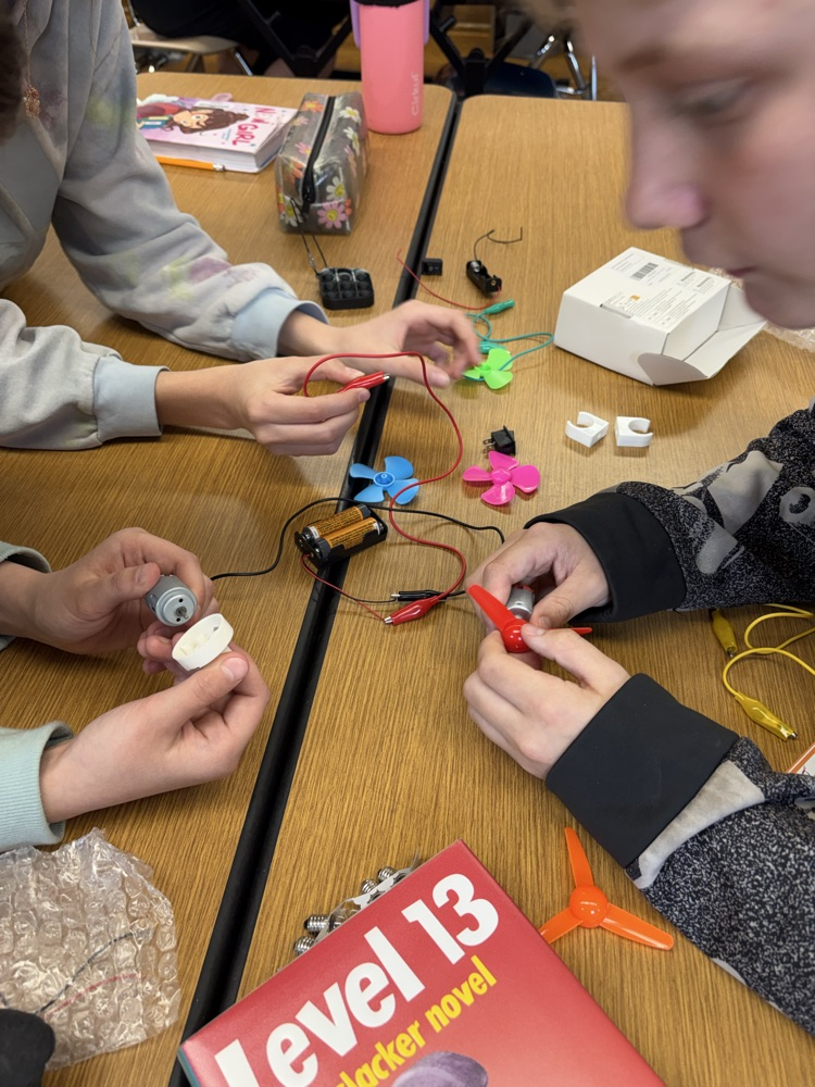 5th grade S.T.E.M. class learning about circuits