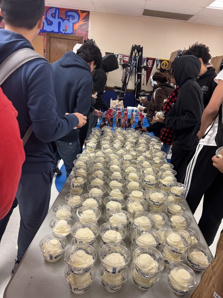 On Thursday, Freshman Academy students who had 90% attendance and no suspensions for 1st quarter were rewarded with a ice cream bar!!!! Over 80% of the freshman class were able to enjoy this delicious treat! 🍨🤤#onthehunt #PantherPride #collegeandcareerready #PantherMentality #letseat