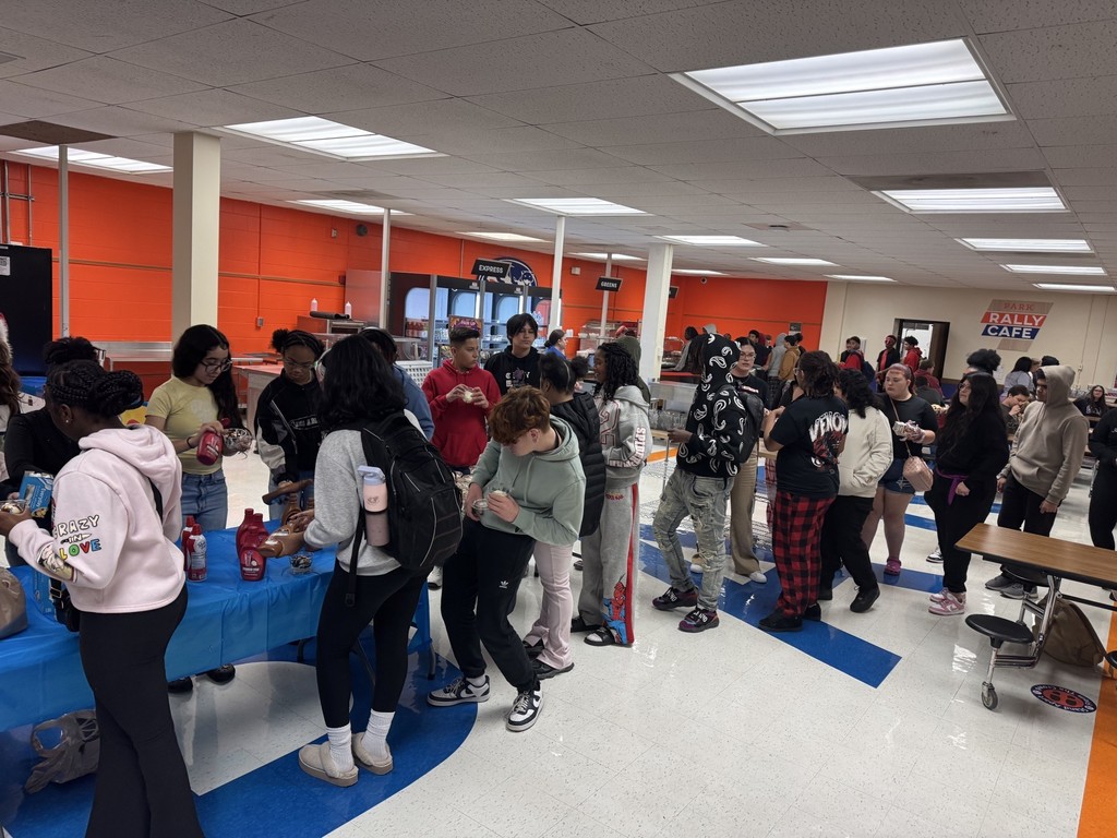 On Thursday, Freshman Academy students who had 90% attendance and no suspensions for 1st quarter were rewarded with a ice cream bar!!!! Over 80% of the freshman class were able to enjoy this delicious treat! 🍨🤤#onthehunt #PantherPride #collegeandcareerready #PantherMentality #letseat
