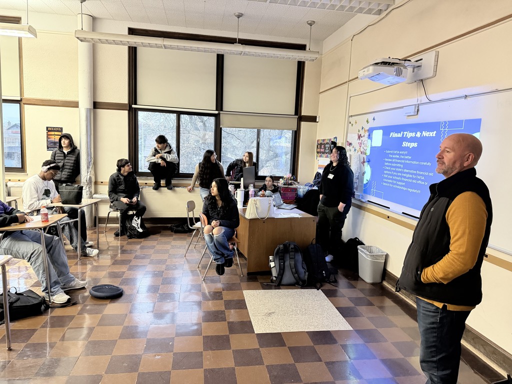 During this morning's LSU meeting, Park Alum Melissa Damas, Class of '21, came in to help seniors begin the FAFSA process! #collegeandcareerready #FAFSA #onthehunt #letseat