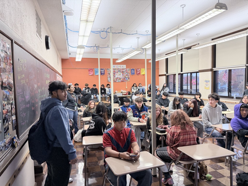 During this morning's LSU meeting, Park Alum Melissa Damas, Class of '21, came in to help seniors begin the FAFSA process! #collegeandcareerready #FAFSA #onthehunt #letseat