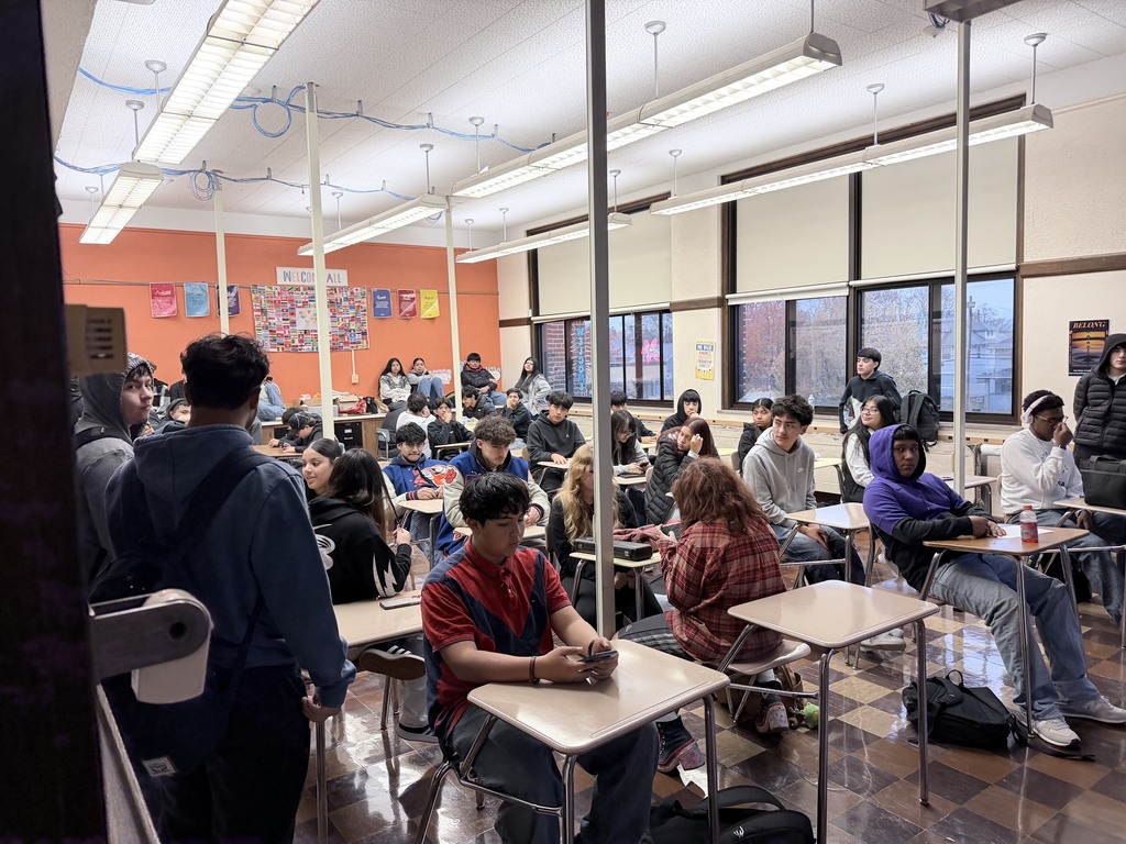 During this morning's LSU meeting, Park Alum Melissa Damas, Class of '21, came in to help seniors begin the FAFSA process! #collegeandcareerready #FAFSA #onthehunt #letseat