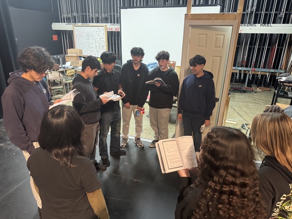 Duros’s Pre-AP students participated in a reenactment of Williams Shakespeare’s “Romeo and Juliet” in the theater! Students chose their roles, worked in small groups, and collaborated with each other to put on a fun performance