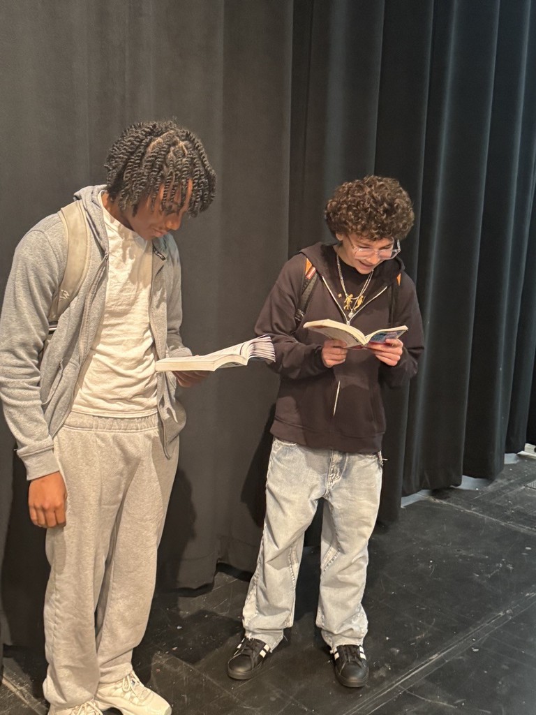 Duros’s Pre-AP students participated in a reenactment of Williams Shakespeare’s “Romeo and Juliet” in the theater! Students chose their roles, worked in small groups, and collaborated with each other to put on a fun performance