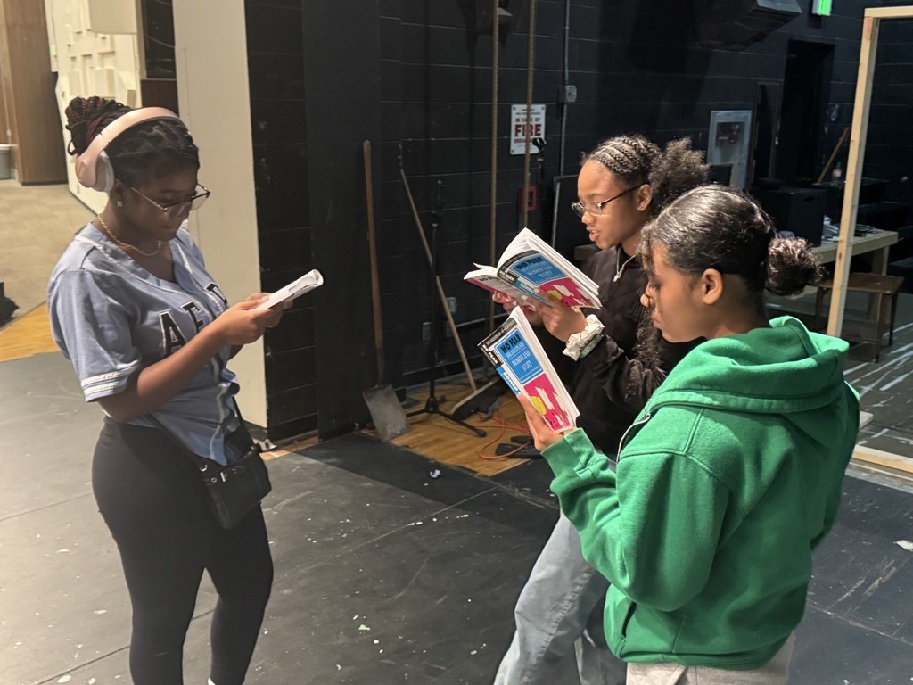 Duros’s Pre-AP students participated in a reenactment of Williams Shakespeare’s “Romeo and Juliet” in the theater! Students chose their roles, worked in small groups, and collaborated with each other to put on a fun performance