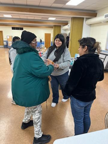 Park High School’s Latino Student Union had the opportunity to support the Hispanic Roundtable in providing food, games, and joy to families in the Racine community. We are grateful for the partnership and for the chance to involve our youth in giving back. #family #onthehunt #pantherpride #letseat #PantherMentality