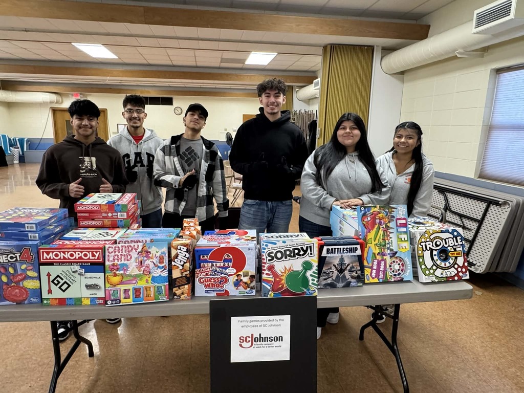 Park High School’s Latino Student Union had the opportunity to support the Hispanic Roundtable in providing food, games, and joy to families in the Racine community. We are grateful for the partnership and for the chance to involve our youth in giving back. #family #onthehunt #pantherpride #letseat #PantherMentality