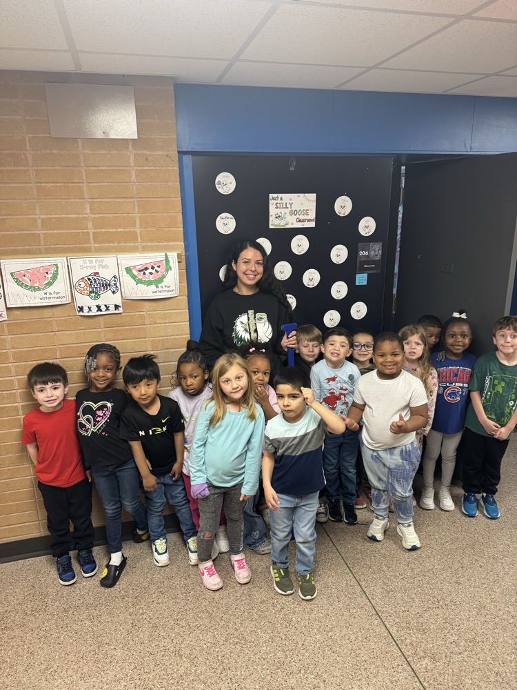 Ms. Alyssa w/ her class!