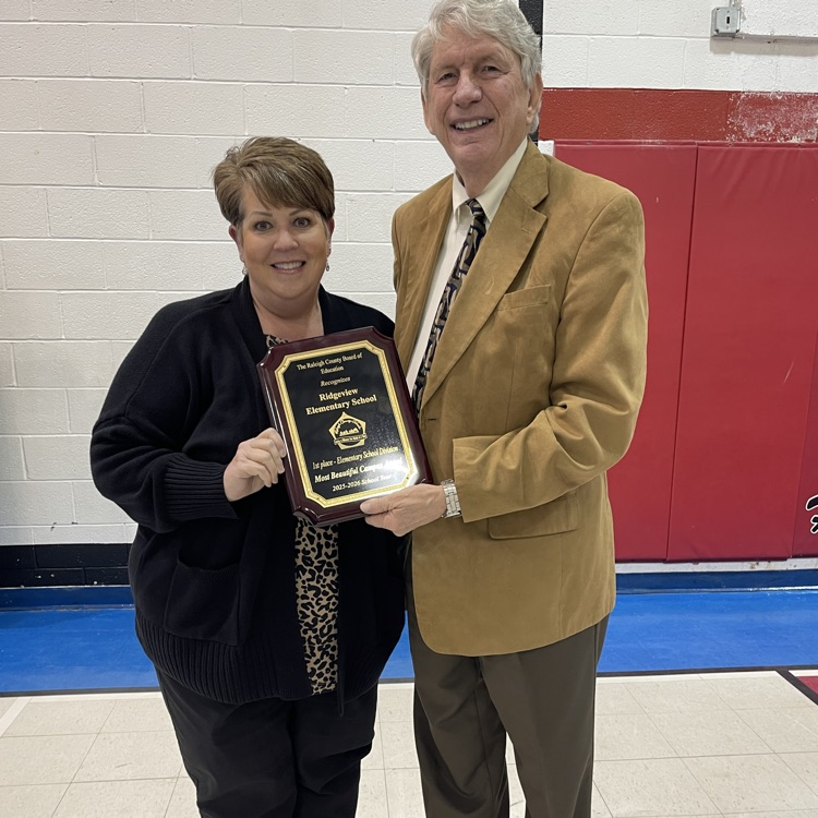  Ridgeview Elementary School receiving an award on earning 1st Place in the Elementary School Division for the Most Beautiful Campus Award. 