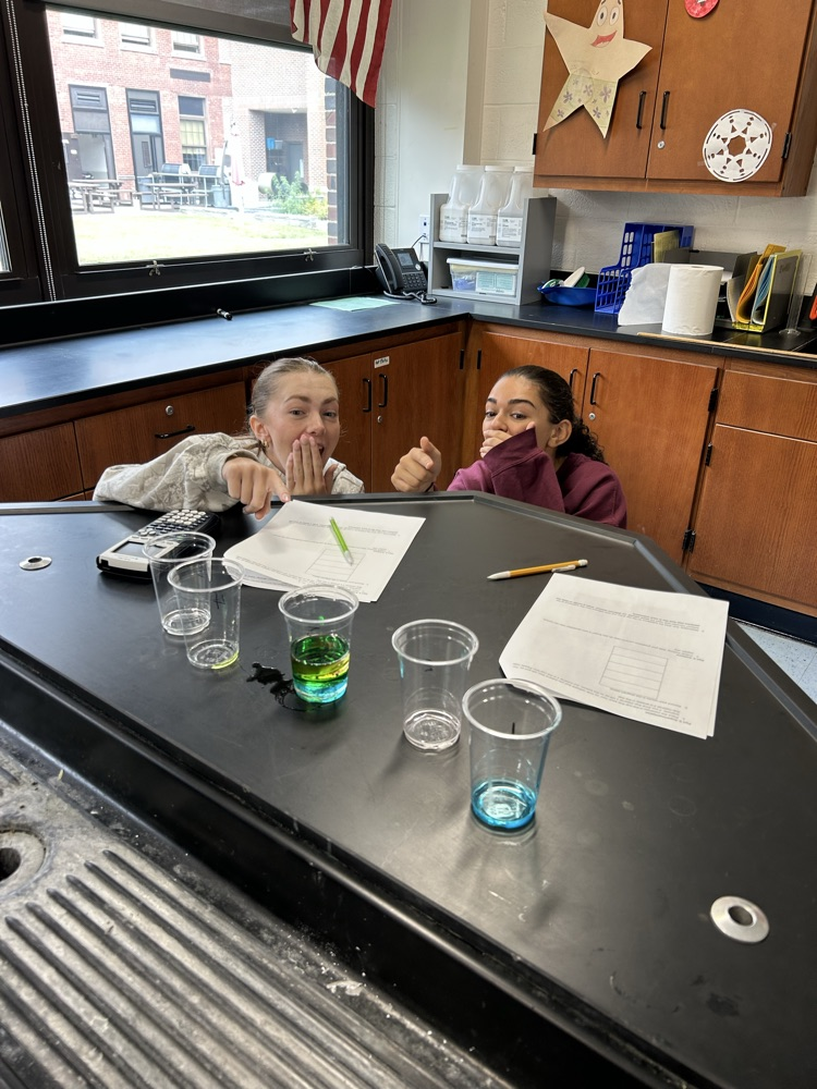 Students look at the result of their experiment. 