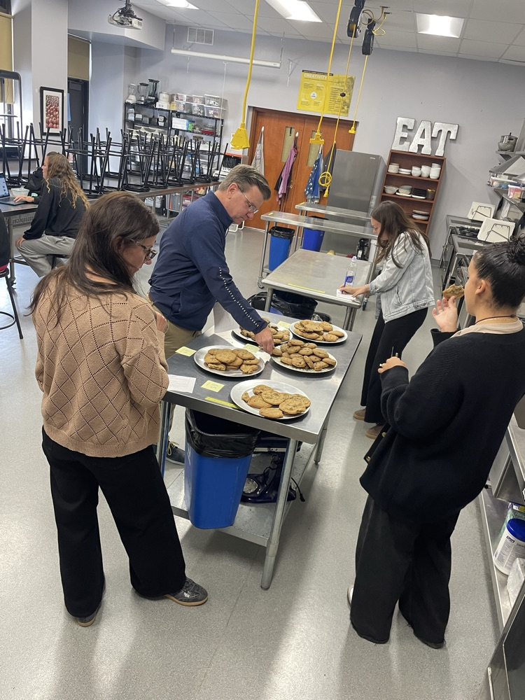 teachers eating cookies