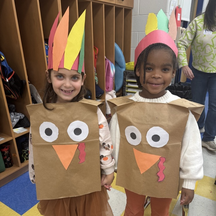 Happy Thanksgiving from Mrs. Pianoforte's little turkeys!🦃🧡 What a fun and creative craft from our class parents to help us celebrate Thanksgiving!