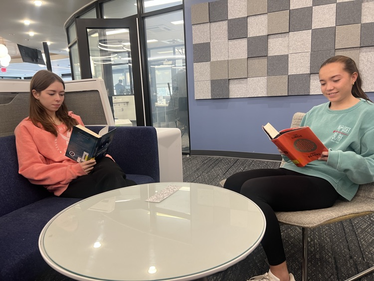 AP Lit students reading independently!!