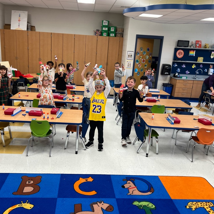 Books, crafts, and holiday cheer! 🎄📚✨ Our kindergarteners had a blast reading stories and getting creative with hands-on crafts at the holiday party!