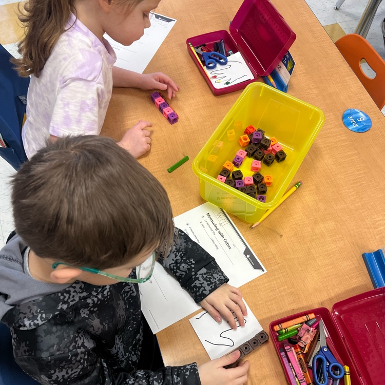 Little learners at Tisdale exploring measurement and comparing lengths 📏💛