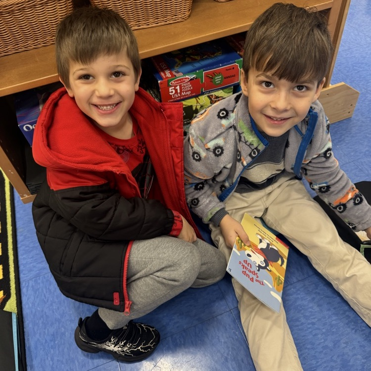Wednesday calls for partner reading! K-Pia students read with a partner to collaborate and communicate about their books.📚🗣️