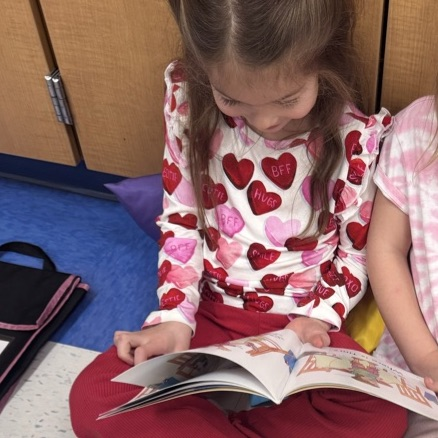 Wednesday calls for partner reading! K-Pia students read with a partner to collaborate and communicate about their books.📚🗣️