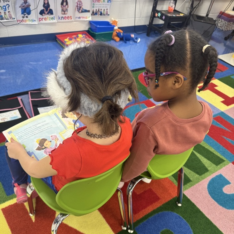 Wednesday calls for partner reading! K-Pia students read with a partner to collaborate and communicate about their books.📚🗣️