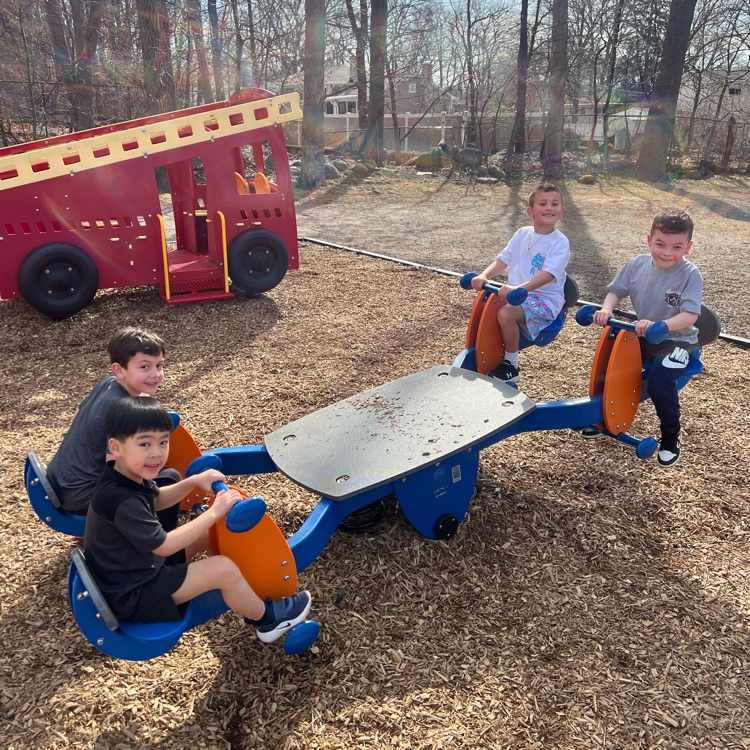 Nothing better than fresh air, big smiles, and kindergarten friends enjoying the playground!💛🌼