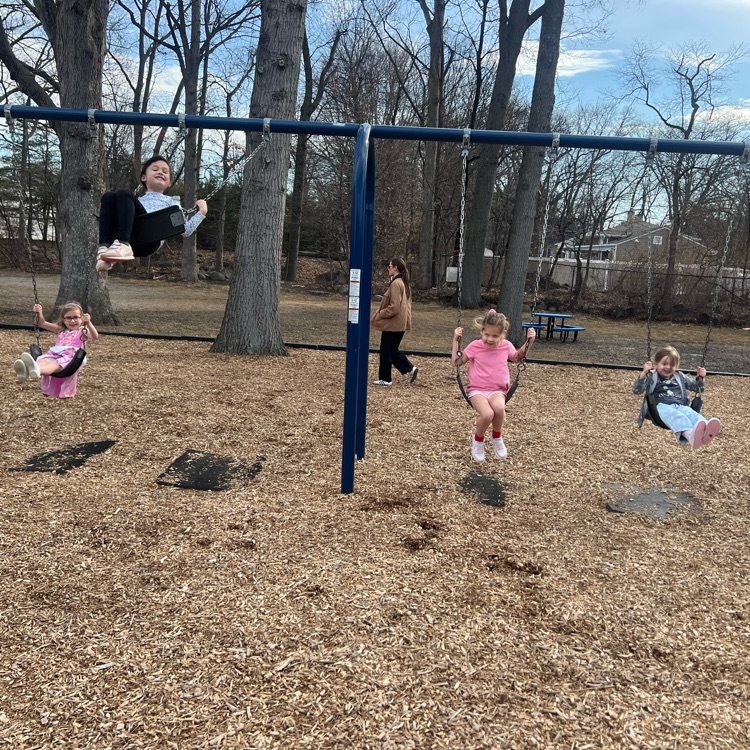 Nothing better than fresh air, big smiles, and kindergarten friends enjoying the playground!💛🌼