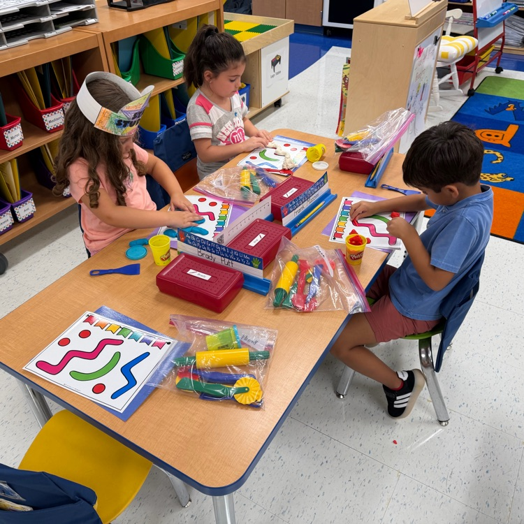 Kindergarten friends at Tisdale explored using playdough to create lines that wiggle, twist, and turn! ๐งกใฐ๏ธ