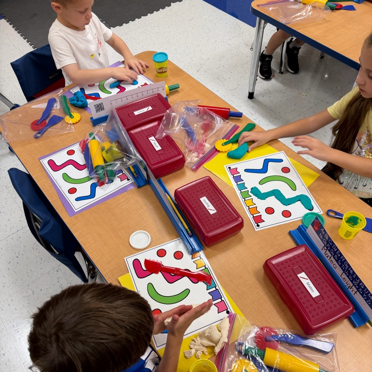 Kindergarten friends at Tisdale explored using playdough to create lines that wiggle, twist, and turn! ๐งกใฐ๏ธ