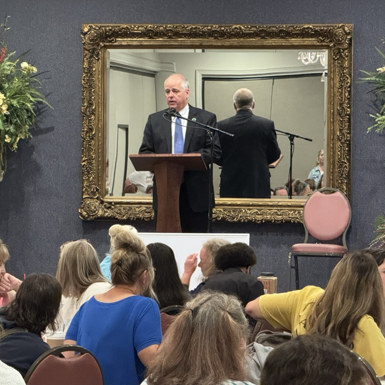 Dr Gainey speaks to school nutrition staff 