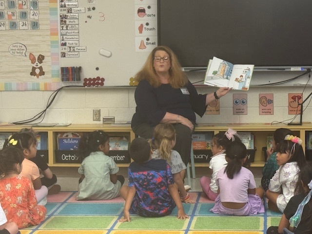 On Tuesday, September 23, Andrea Foxworth, Assistant Superintendent of Human Resources, visited Archdale Elementary to read to students as part of the Randolph County School System’s Leadership Reads program. This initiative invites members of the central office Leadership Team to share stories with elementary students across the district.