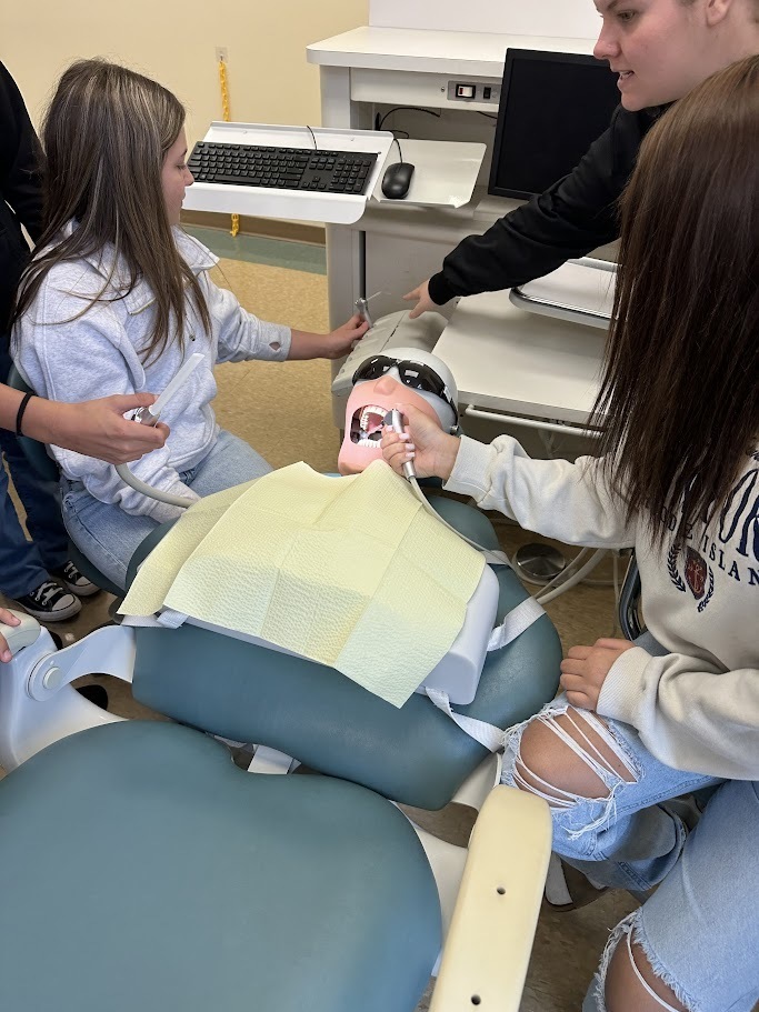 Randleman Middle School 7th-graders toured Davidson-Davie Community College to learn about various opportunities in dental assisting, cosmetology, zoo and aquarium programs, and other health fields. Students learned about the college and career promise courses available in high school, and early college opportunities starting in 9th grade. Students had a chance to explore the gym and fitness center that are available to all students and other amenities. 