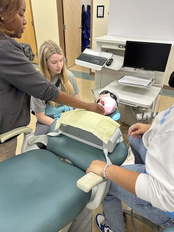 Randleman Middle School 7th-graders toured Davidson-Davie Community College to learn about various opportunities in dental assisting, cosmetology, zoo and aquarium programs, and other health fields. Students learned about the college and career promise courses available in high school, and early college opportunities starting in 9th grade. Students had a chance to explore the gym and fitness center that are available to all students and other amenities. 