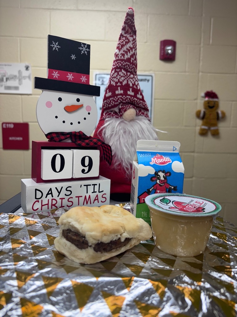The food and decor are 10/10 at Wheatmore High School! The only thing missing from these photos is the sound of Christmas music! #fillyourtray #RCSScafereinvented