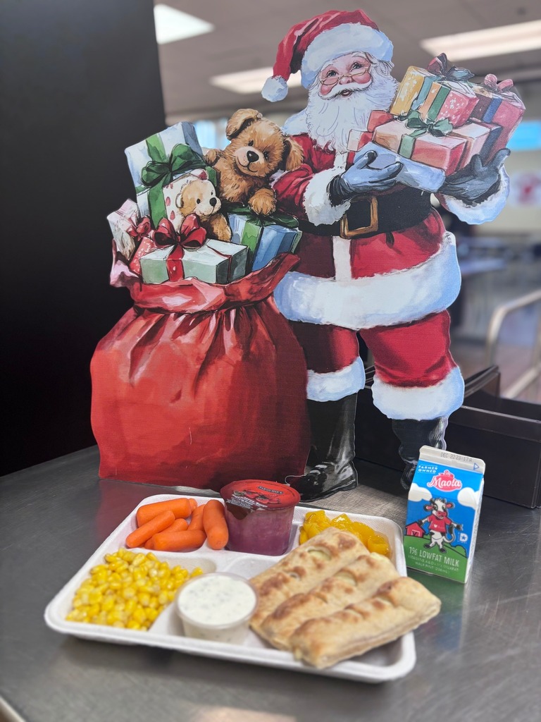 The food and decor are 10/10 at Wheatmore High School! The only thing missing from these photos is the sound of Christmas music! #fillyourtray #RCSScafereinvented