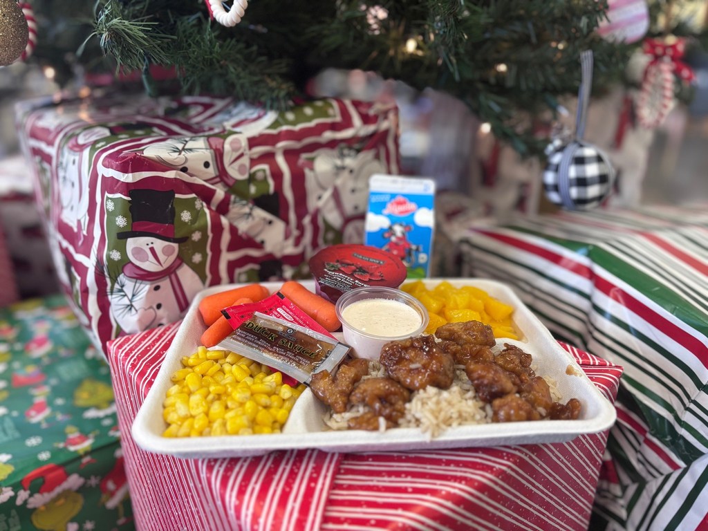 The food and decor are 10/10 at Wheatmore High School! The only thing missing from these photos is the sound of Christmas music! #fillyourtray #RCSScafereinvented