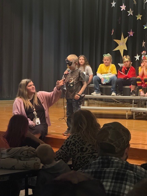 A kindergarten student saying his Letterland letter.