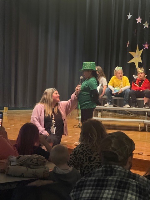 A kindergarten student saying her Letterland letter.