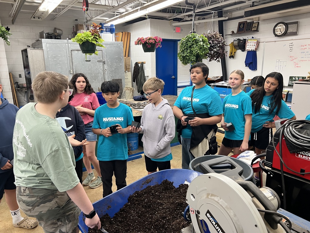 5th graders from Seagrove and Southmont visited SWRHS yesterday. They took part in fun activities from different elective classes to explore careers they might enjoy in the future. Everyone had a great time!