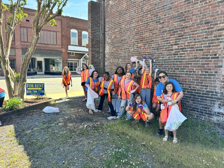 Liberty Elementary Service Club in cleans up downtown Liberty 